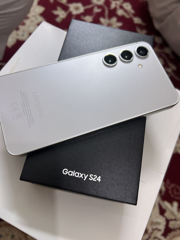 Samsung Galaxy S24 neuf avec accessoires inclus