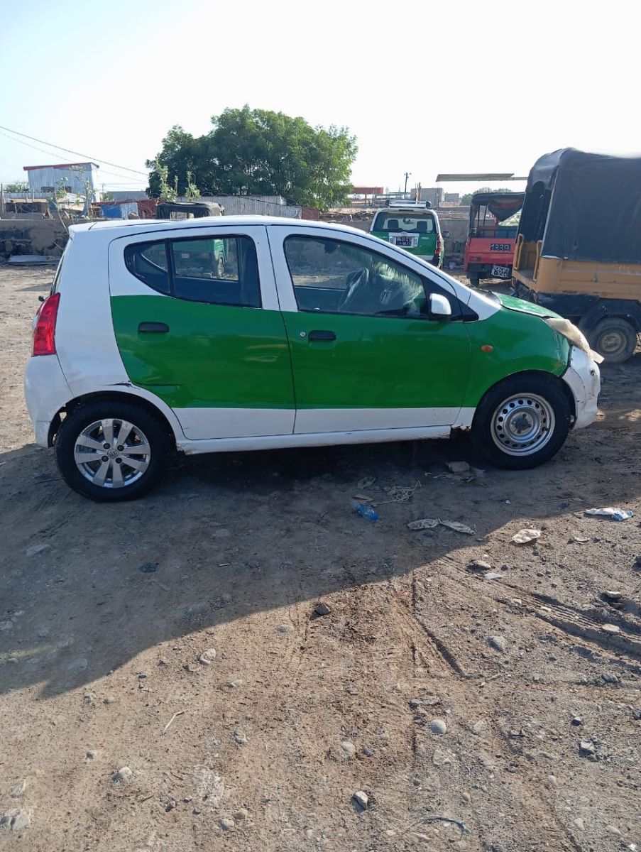 Suzuki Celerio taxi vert/blanc, bon état, économique