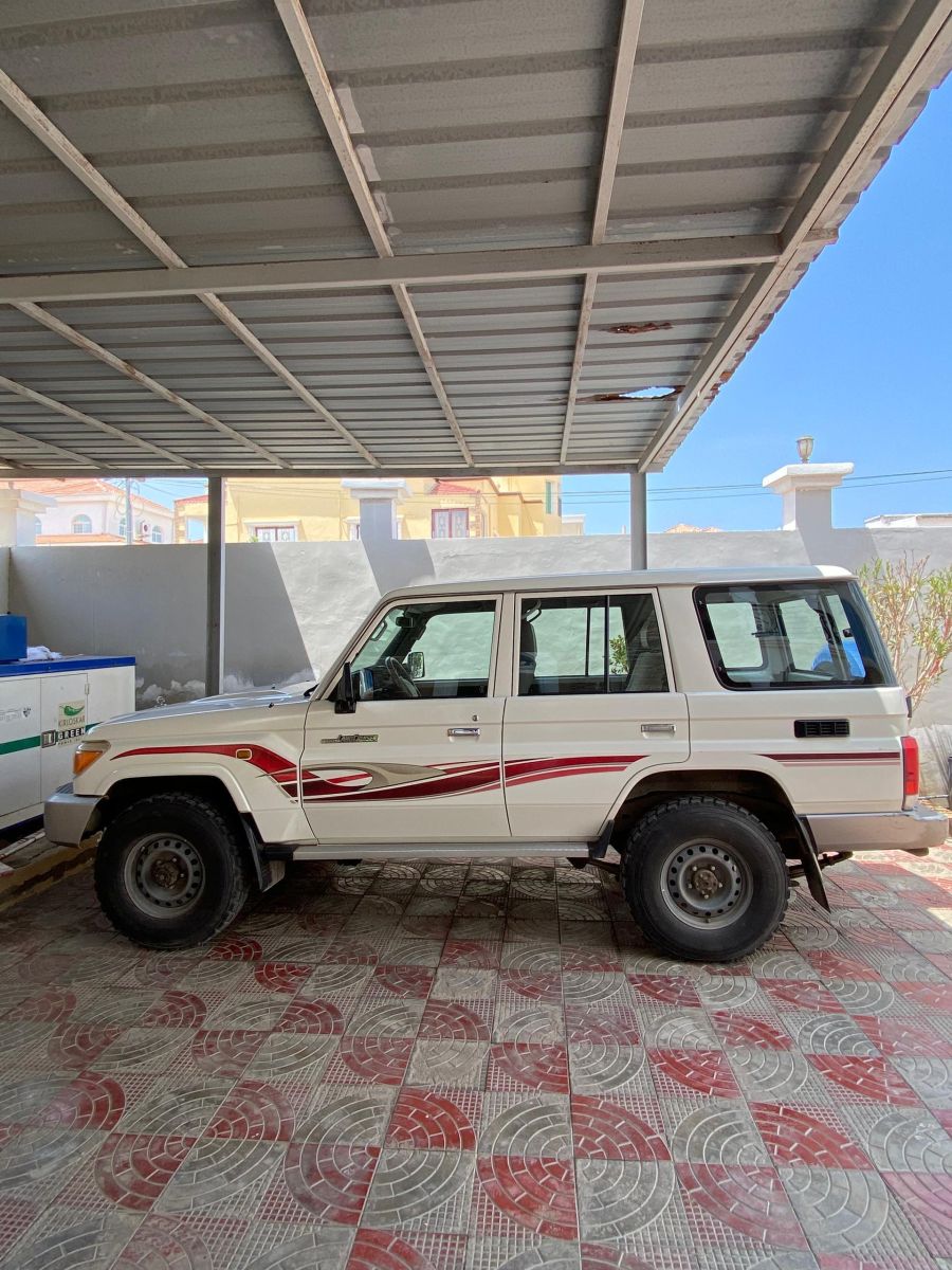 Toyota Land Cruiser 76 V8 en très bon état