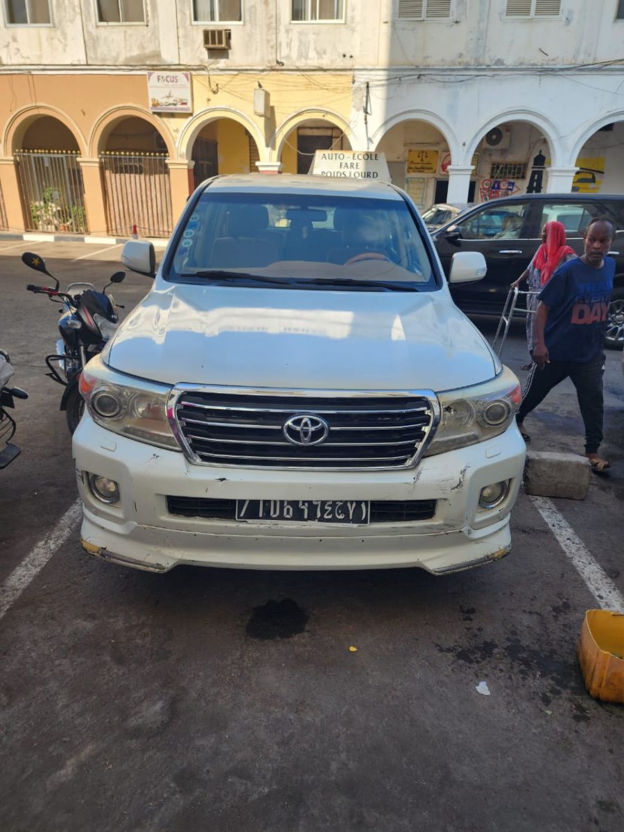 Toyota V8 2014 diesel boîte automatique en très bon état