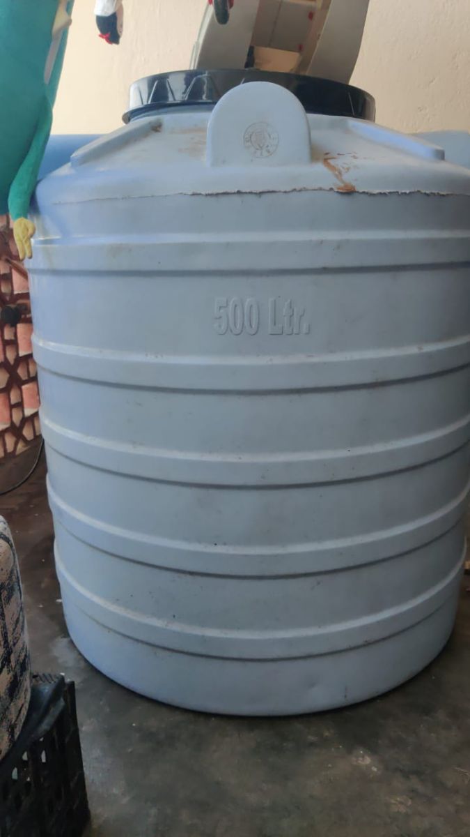 Réservoir d\'eau blanc 500 litres en bon état