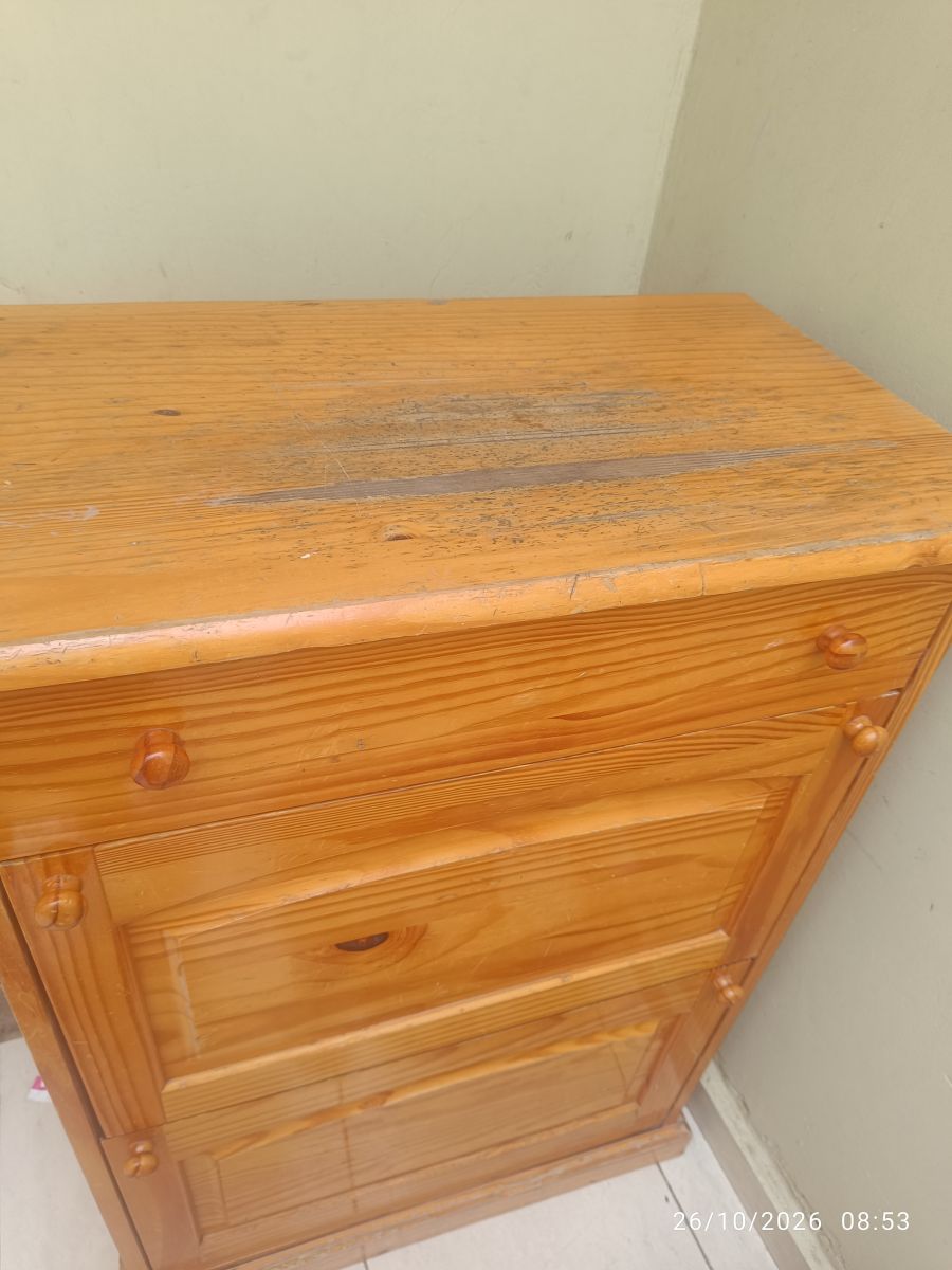 Armoire à chaussures solide, espace optimisé et négociable