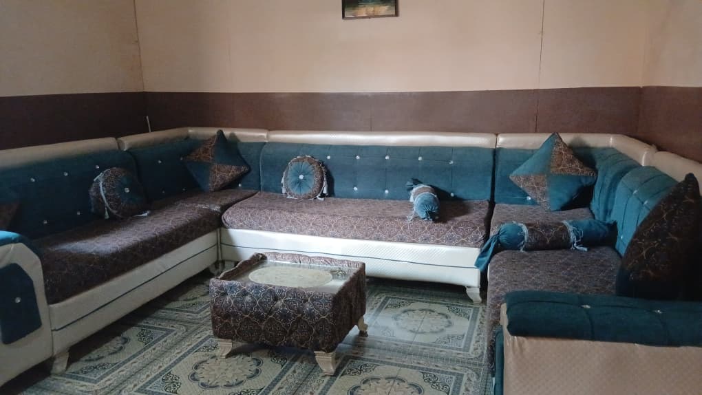 Salon en bon état, peu utilisé, avec table à manger