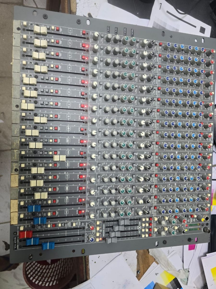 Vente d\'une table mixage professionnelle
