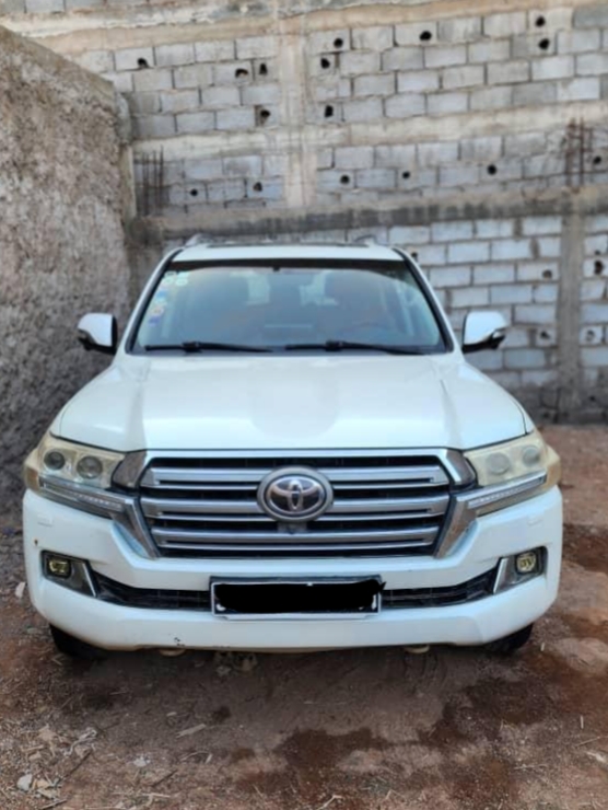 Toyota Prado V8 blanc, robuste et confortable à Djibouti